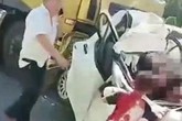 Tai nạn tông xe khiến đôi vợ chồng tử vong, 2 con may mắn sống sót và câu nói của đứa trẻ lớn hơn khiến ai nghe cũng xót xa Tai nạn tông xe khiến đôi vợ chồng tử vong, 2 con may mắn sống sót và câu nói của đứa trẻ lớn hơn khiến ai nghe cũng xót xa