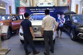 Đầu tháng cô hồn, dân bán ô tô phấn khởi vì khách vẫn mua nhiều Đầu tháng cô hồn, dân bán ô tô phấn khởi vì khách vẫn mua nhiều