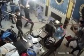 Giang hồ ngang nhiên đập phá, 'cuỗm' túi xách chứa 200 triệu đồng tại nhà hàng ở Sài Gòn Giang hồ ngang nhiên đập phá, 'cuỗm' túi xách chứa 200 triệu đồng tại nhà hàng ở Sài Gòn