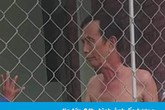 Bắt tạm giam người đàn ông 66 tuổi khỏa thân cùng bé gái Bắt tạm giam người đàn ông 66 tuổi khỏa thân cùng bé gái