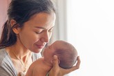 Bé 2 tháng tuổi chết nghi do ngộ độc rượu trong sữa mẹ Bé 2 tháng tuổi chết nghi do ngộ độc rượu trong sữa mẹ