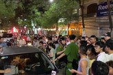 Xe ô tô đâm vào hai mẹ con rồi bỏ chạy, người dân vây kín 2 bên Xe ô tô đâm vào hai mẹ con rồi bỏ chạy, người dân vây kín 2 bên