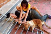 Cặp tình nhân trộm chó bị đánh hội đồng, xích cùng nhau bên tang vật Cặp tình nhân trộm chó bị đánh hội đồng, xích cùng nhau bên tang vật
