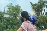Cô gái trẻ đội mũ bảo hiểm theo phong cách "độc lạ", thản nhiên chạy xe trên phố khiến nhiều người tranh cãi Cô gái trẻ đội mũ bảo hiểm theo phong cách "độc lạ", thản nhiên chạy xe trên phố khiến nhiều người tranh cãi