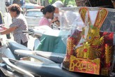 Người dân đội nắng sắm lễ cúng rằm tháng 7, cốp ô tô chất đống vàng mã Người dân đội nắng sắm lễ cúng rằm tháng 7, cốp ô tô chất đống vàng mã