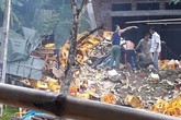 Thanh Hóa: Tai nạn kinh hoàng, xe tải chở bia tông vào cột bê tông khiến 2 người tử vong tại chỗ Thanh Hóa: Tai nạn kinh hoàng, xe tải chở bia tông vào cột bê tông khiến 2 người tử vong tại chỗ