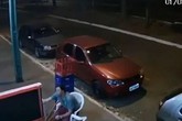 Đang ngồi uống bia trên vỉa hè, người đàn ông bất ngờ bị lốp ô tô văng trúng hất bay người Đang ngồi uống bia trên vỉa hè, người đàn ông bất ngờ bị lốp ô tô văng trúng hất bay người
