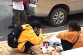 Bữa cơm giữa sân trường của người mẹ nghèo và cô sinh viên năm nhất Bữa cơm giữa sân trường của người mẹ nghèo và cô sinh viên năm nhất