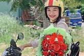Á hậu Kiều Loan mặc giản dị, đi xe máy tới thăm trường cũ Á hậu Kiều Loan mặc giản dị, đi xe máy tới thăm trường cũ