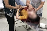 Cô gái bị đối tượng đi xe SH dùng dao đâm nhiều nhát vào cổ, ngã gục xuống đường ở Bình Dương Cô gái bị đối tượng đi xe SH dùng dao đâm nhiều nhát vào cổ, ngã gục xuống đường ở Bình Dương