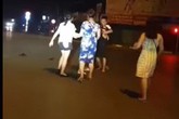Xôn xao clip người chồng dừng xe giữa đường, xô ngã vợ rồi gào thét: "Đánh đi, đánh tiếp đi, mình mày biết điên à?" Xôn xao clip người chồng dừng xe giữa đường, xô ngã vợ rồi gào thét: "Đánh đi, đánh tiếp đi, mình mày biết điên à?"
