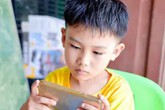Cậu bé 10 tuổi bất ngờ bị... lác sau khi chơi điện thoại ròng rã 10 tiếng/ngày trong suốt kỳ nghỉ hè Cậu bé 10 tuổi bất ngờ bị... lác sau khi chơi điện thoại ròng rã 10 tiếng/ngày trong suốt kỳ nghỉ hè