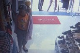 Xôn xao đoạn clip mẹ giả vờ xem đồ, xúi con nhỏ trộm điện thoại trong shop quần áo Xôn xao đoạn clip mẹ giả vờ xem đồ, xúi con nhỏ trộm điện thoại trong shop quần áo
