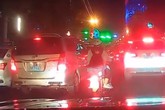 2 nữ sinh đi xe máy vào làn ô tô, được nhắc nhở nhưng bất ngờ phản hồi lại bằng ngôn từ khiếm nhã 2 nữ sinh đi xe máy vào làn ô tô, được nhắc nhở nhưng bất ngờ phản hồi lại bằng ngôn từ khiếm nhã