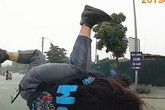Sang đường kiểu 'tự sát', cô gái bị ô tô húc văng lên nóc capo Sang đường kiểu 'tự sát', cô gái bị ô tô húc văng lên nóc capo