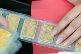 Giá vàng quanh mốc 43 triệu đồng Giá vàng quanh mốc 43 triệu đồng
