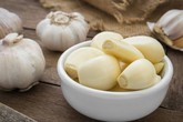 Bác sĩ khuyến cáo 10 trường hợp cấm kỵ không được ăn tỏi, có thể mất mạng Bác sĩ khuyến cáo 10 trường hợp cấm kỵ không được ăn tỏi, có thể mất mạng