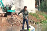 Hành động 'điên khùng' của người đàn ông xăm trổ dưới con kênh đầy rác Hành động 'điên khùng' của người đàn ông xăm trổ dưới con kênh đầy rác