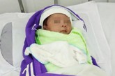 Bé trai khoảng 1 tháng tuổi bị bỏ rơi ngoài công viên kèm tờ giấy nhắn: "Con anh đó anh Hưng" Bé trai khoảng 1 tháng tuổi bị bỏ rơi ngoài công viên kèm tờ giấy nhắn: "Con anh đó anh Hưng"