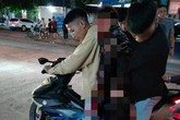 Đang điều khiển xe máy, nam thanh niên bị người cùng làng cầm dao truy đuổi chém gục Đang điều khiển xe máy, nam thanh niên bị người cùng làng cầm dao truy đuổi chém gục