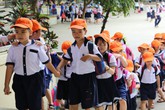Khai giảng, sao cứ chỉ lo phông màn, loa đài? Khai giảng, sao cứ chỉ lo phông màn, loa đài?