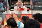 Dân Trung Quốc tranh cướp nhau để được mua hàng Mỹ Dân Trung Quốc tranh cướp nhau để được mua hàng Mỹ