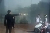 Bảo vệ đuổi người trú mưa đã làm việc lâu năm tại khách sạn 5 sao, được đại diện lễ tân đánh giá 'làm đúng nhiệm vụ' Bảo vệ đuổi người trú mưa đã làm việc lâu năm tại khách sạn 5 sao, được đại diện lễ tân đánh giá 'làm đúng nhiệm vụ'