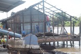 Sạt lở "nuốt" 9 căn nhà dân, đe dọa nhiều căn nhà khác Sạt lở "nuốt" 9 căn nhà dân, đe dọa nhiều căn nhà khác