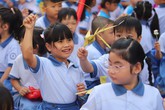 'Tôi sẽ kể con nghe ngày khai giảng xưa vui không thể tả' 'Tôi sẽ kể con nghe ngày khai giảng xưa vui không thể tả'