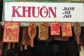 Bảng hiệu 'kiệm lời' và chuyện kinh doanh lạ của ông chủ phố cổ Hà Nội Bảng hiệu 'kiệm lời' và chuyện kinh doanh lạ của ông chủ phố cổ Hà Nội