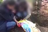 Không đủ tiền mua thức ăn, bà mẹ cùng quẫn thắt cổ con rồi chôn xác phi tang vì nghĩ "chết rồi sẽ không còn khóc vì đói nữa" Không đủ tiền mua thức ăn, bà mẹ cùng quẫn thắt cổ con rồi chôn xác phi tang vì nghĩ "chết rồi sẽ không còn khóc vì đói nữa"