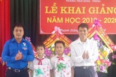 Hai học sinh trả lại túi xách nhặt được Hai học sinh trả lại túi xách nhặt được