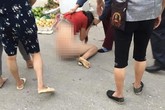Xôn xao hình ảnh cô gái trẻ bị túm tóc lột quần áo ngay giữa đường nghi do ghen tuông Xôn xao hình ảnh cô gái trẻ bị túm tóc lột quần áo ngay giữa đường nghi do ghen tuông