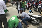 Vượt đèn đỏ, 2 cô gái lao vào xe khách ở Sài Gòn Vượt đèn đỏ, 2 cô gái lao vào xe khách ở Sài Gòn