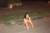 Cô gái "không một mảnh vải che thân" ngồi giữa đường với biểu hiện lạ khiến dân mạng xôn xao Cô gái "không một mảnh vải che thân" ngồi giữa đường với biểu hiện lạ khiến dân mạng xôn xao