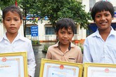Ba học sinh tiểu học cứu bé gái đuối nước Ba học sinh tiểu học cứu bé gái đuối nước