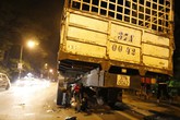 Liên tiếp tông vào cùng một xe tải, 2 thanh niên đi xe máy tử vong Liên tiếp tông vào cùng một xe tải, 2 thanh niên đi xe máy tử vong