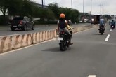Người mẹ ung dung để con nhỏ lái xe máy lao phăng phăng trên đường khiến cộng đồng mạng tranh cãi Người mẹ ung dung để con nhỏ lái xe máy lao phăng phăng trên đường khiến cộng đồng mạng tranh cãi