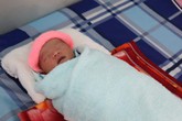 Phát hiện bé sơ sinh trong bọc ni lông bên đường Phát hiện bé sơ sinh trong bọc ni lông bên đường