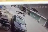 Nữ sinh đi xe đạp điện bị hất văng lên không trung sau va chạm kinh hoàng với ô tô 4 chỗ Nữ sinh đi xe đạp điện bị hất văng lên không trung sau va chạm kinh hoàng với ô tô 4 chỗ