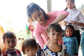 Cô giáo Tắk Pổ: 'Đi hái rau rừng với cô nào!', học trò đồng thanh: 'Dạ' Cô giáo Tắk Pổ: 'Đi hái rau rừng với cô nào!', học trò đồng thanh: 'Dạ'