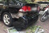 Hà Nội: Cửa kính chung cư bất ngờ rơi xuống đất làm hỏng xe ô tô, nhiều người ngồi trà đá may mắn thoát nạn Hà Nội: Cửa kính chung cư bất ngờ rơi xuống đất làm hỏng xe ô tô, nhiều người ngồi trà đá may mắn thoát nạn
