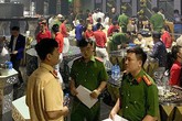 Dân chơi ném ma tuý khi cảnh sát kiểm tra quán bar Dân chơi ném ma tuý khi cảnh sát kiểm tra quán bar