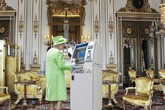 Tiết lộ mới gây choáng: Cây rút tiền ATM 'độc nhất vô nhị' của Nữ hoàng Anh được cất giấu ngay trong Cung điện Tiết lộ mới gây choáng: Cây rút tiền ATM 'độc nhất vô nhị' của Nữ hoàng Anh được cất giấu ngay trong Cung điện