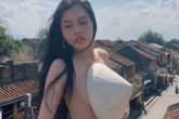 Chủ quán cà phê lên tiếng vụ cô gái không mặc áo, dùng nón che ngực phản cảm ở Hội An Chủ quán cà phê lên tiếng vụ cô gái không mặc áo, dùng nón che ngực phản cảm ở Hội An