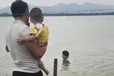 Khủng khiếp khoảnh khắc bố bế con nhỏ lội nước cứu người tự vẫn Khủng khiếp khoảnh khắc bố bế con nhỏ lội nước cứu người tự vẫn
