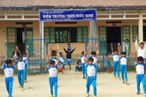 Những người thầy 'gùi chữ' vượt sông Những người thầy 'gùi chữ' vượt sông