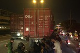 Xe SH dính chặt dưới gầm sau khi tông vào đuôi xe container dừng đậu, nam thanh niên tử vong Xe SH dính chặt dưới gầm sau khi tông vào đuôi xe container dừng đậu, nam thanh niên tử vong