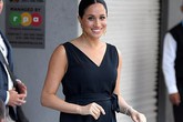 Bắt chước chị dâu Kate, Meghan Markle rủ mọi người ngồi xuống sàn chơi với các bé nhưng bị đứa trẻ phớt lờ thẳng thừng Bắt chước chị dâu Kate, Meghan Markle rủ mọi người ngồi xuống sàn chơi với các bé nhưng bị đứa trẻ phớt lờ thẳng thừng
