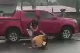 Người phụ nữ hãi hùng kể chuyện bị chồng cũ cầm kéo ra sức hành hung Người phụ nữ hãi hùng kể chuyện bị chồng cũ cầm kéo ra sức hành hung